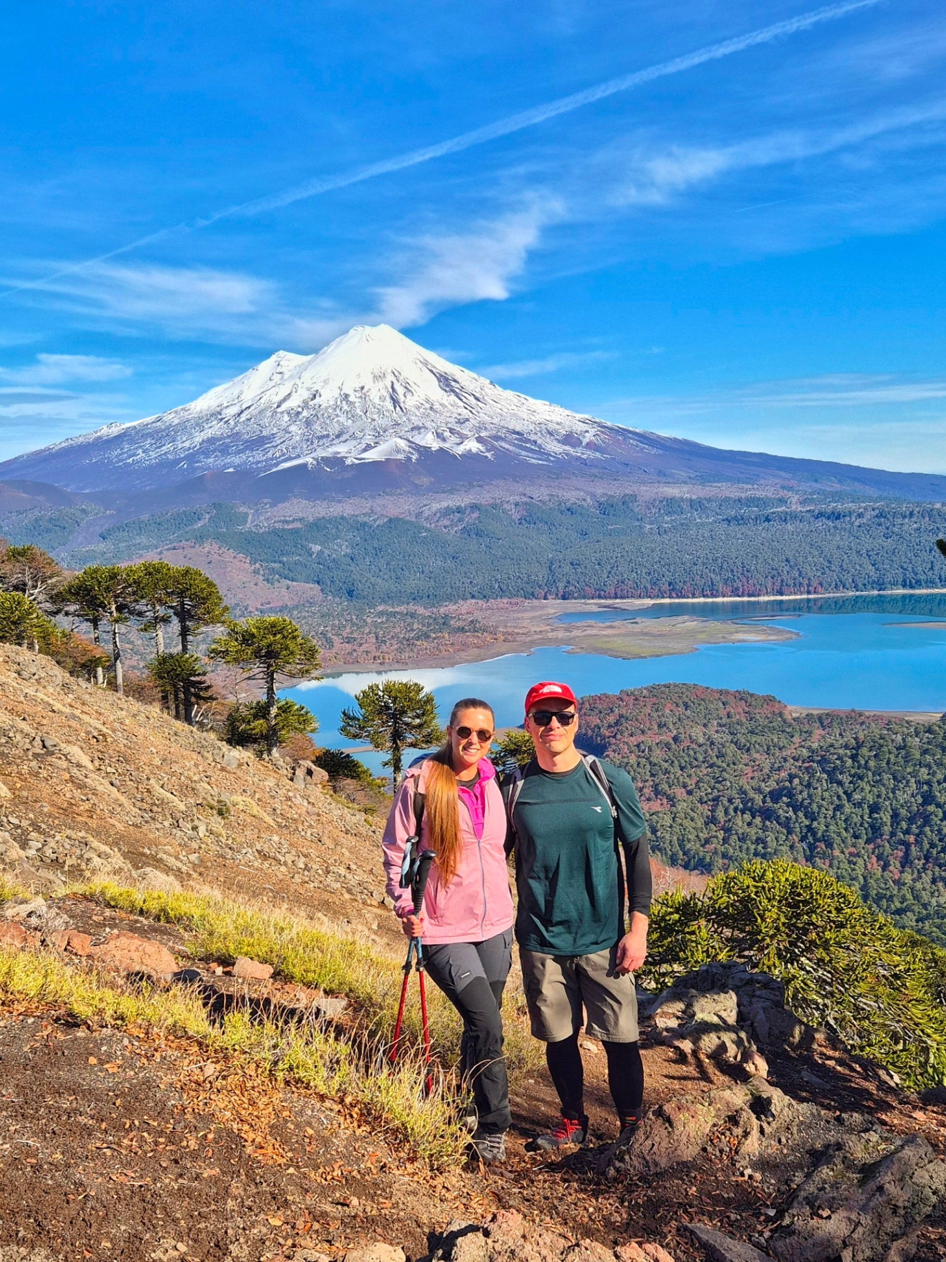 Caro y Diego en un trekking frente al volcán