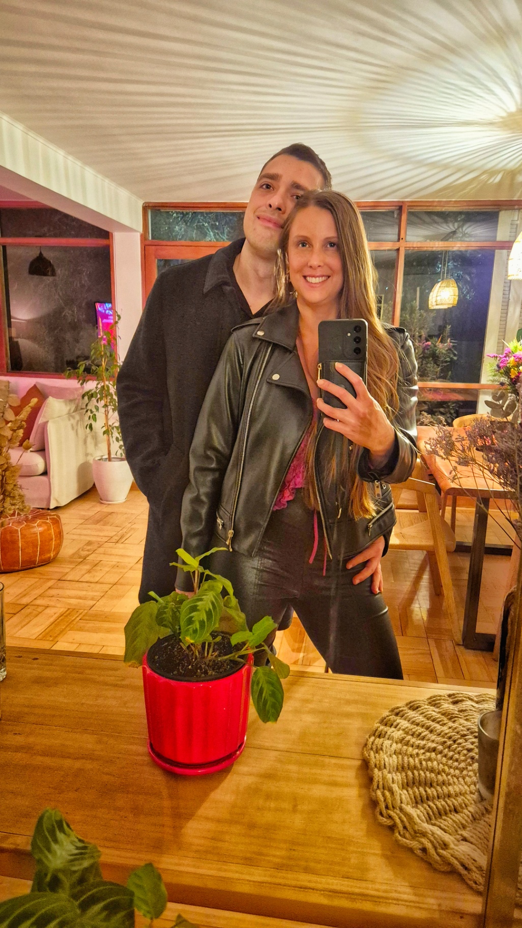 Caro y Diego en un espejo