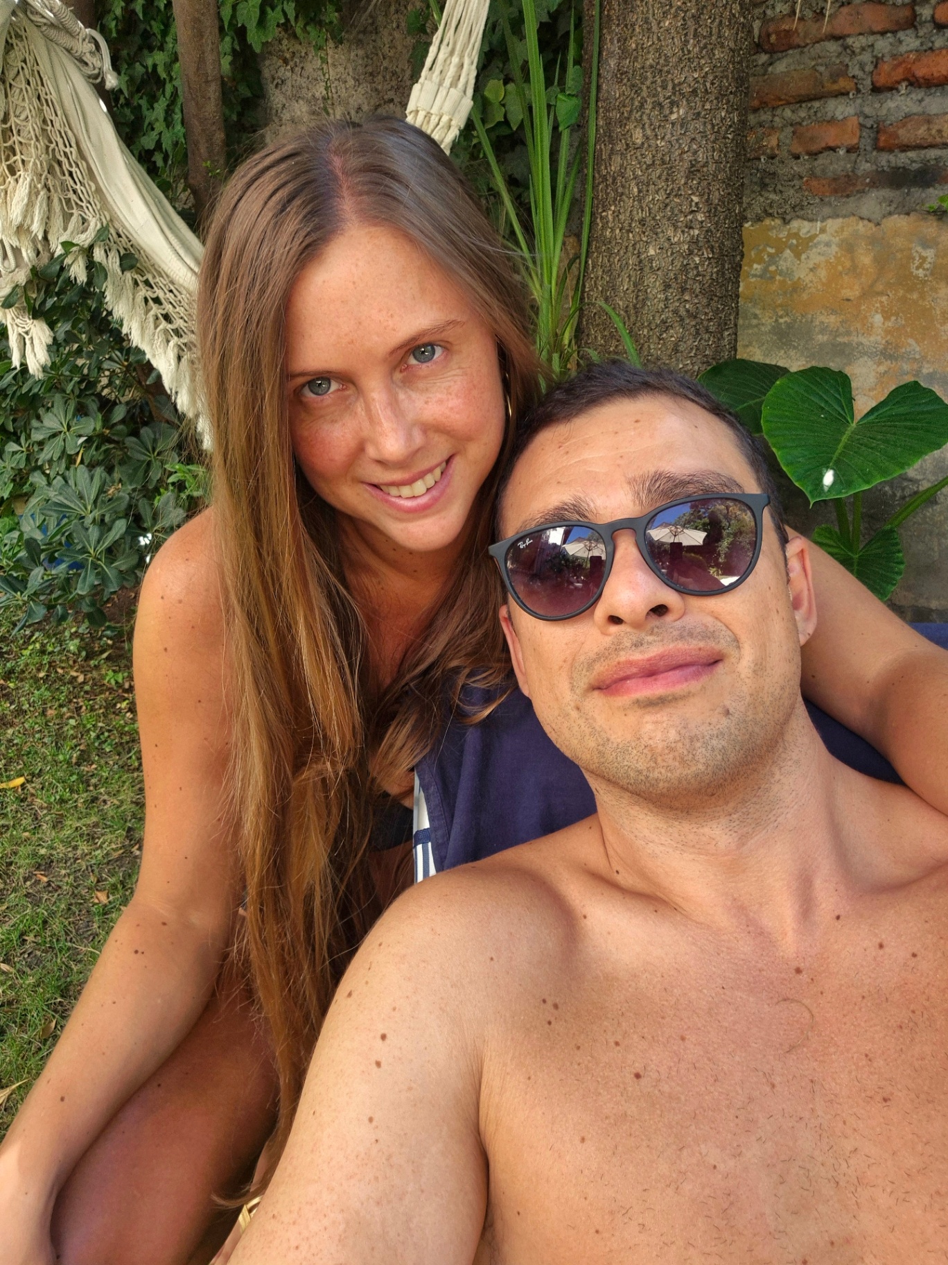 Caro y Diego al aire libre