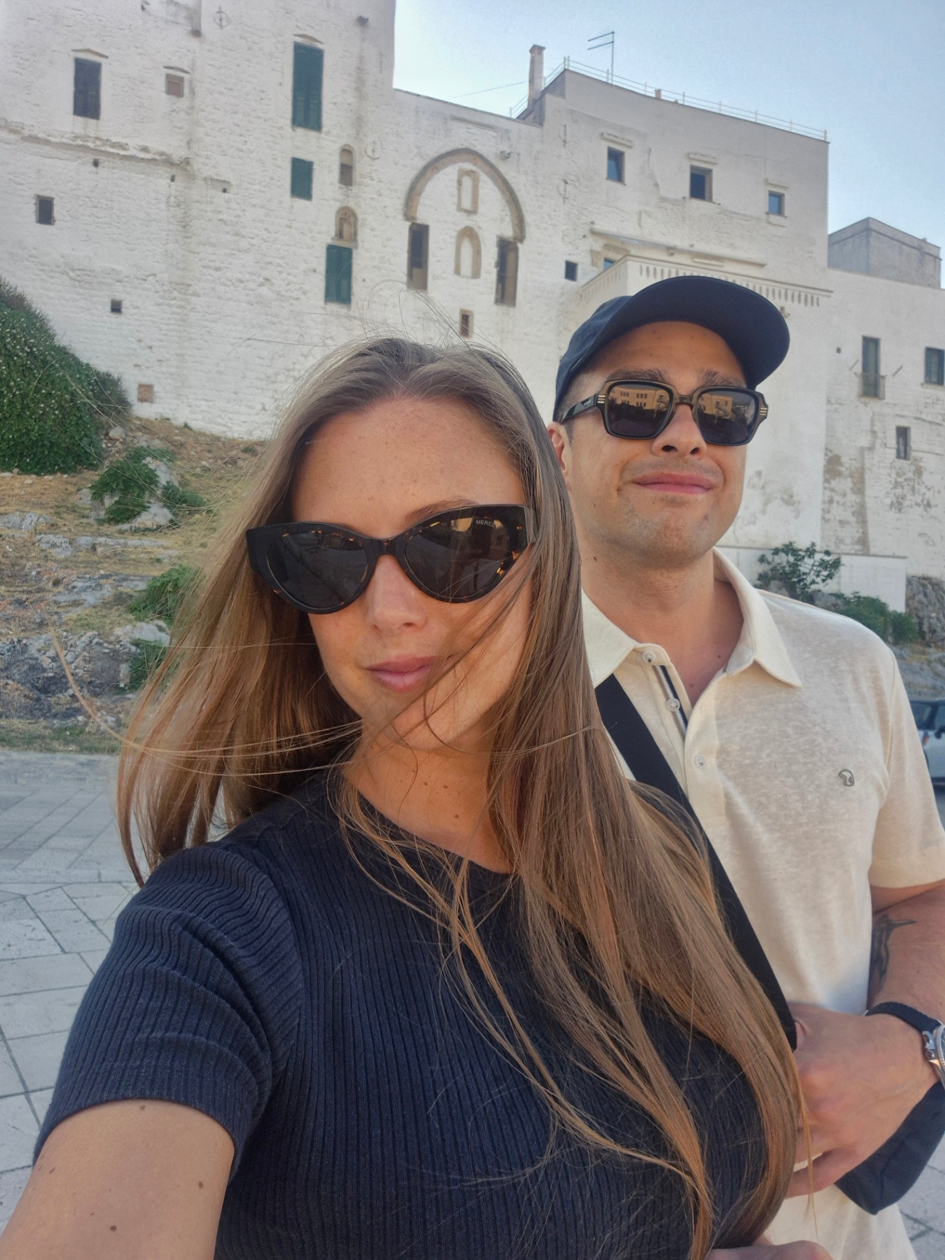Caro y Diego en un pueblo blanco de Italia